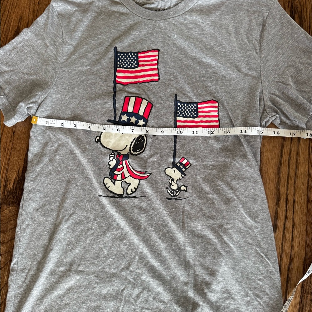 Snoopy and Friends Peanuts Small Grey Short Sleeve Fourth of July T-Shirt - Picture 3 of 5